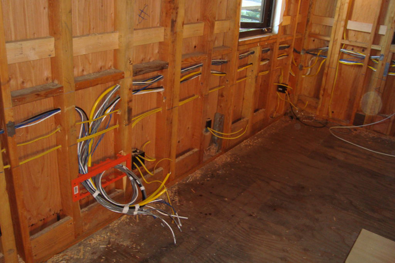 Скрытая проводка: специфика монтажа электропроводки в каркасном доме